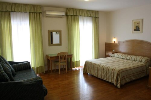 Hotel Donatello, Забронировать Отель Отели Bari Province с завтраком, Завтраки