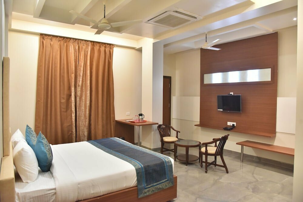 Hotel R K Grand