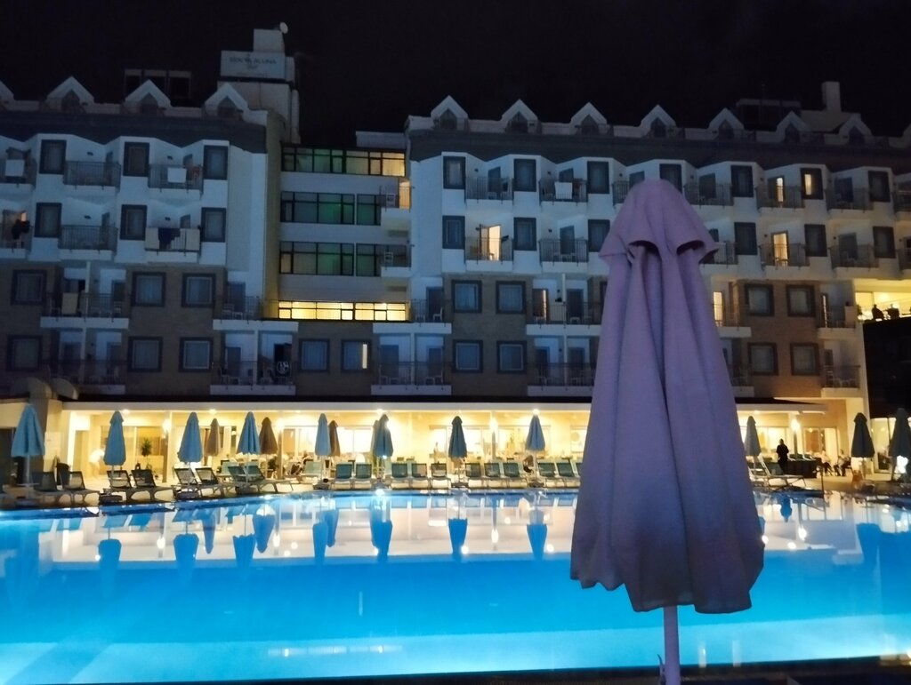 Side Aluna Hotel