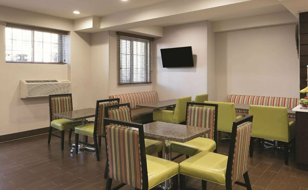 La Quinta Inn & Suites by Wyndham Brooklyn East