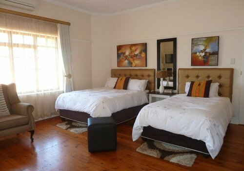 Rose Petals Guest House, Забронировать Гостевой дом Ист-Лондон провинция Восточный Кейп, рядом с Торговый центр Hemingways Mall
