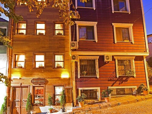Fides Hotel, Забронировать Отель Отели Стамбула с парковкой, рядом с Железнодорожный вокзал Сиркеджи, Парковка