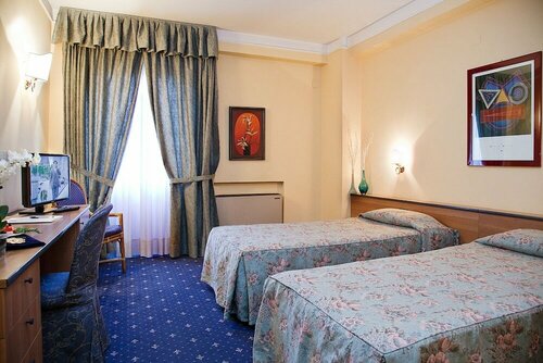 Hotel Quadrifoglio, Rezervați Hotel Castello di Cisterna Campania