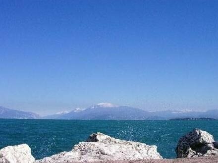Appartamenti Esmera, Забронировать Отель Отели озера Гарды с бассейном, Бассейн
