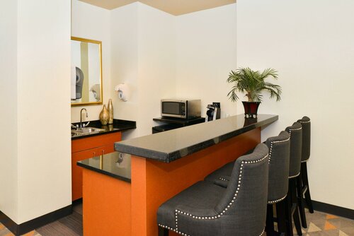 Holiday Inn Kansas City Airport by IHG, Забронировать Отель Канзас-Сити Миссури