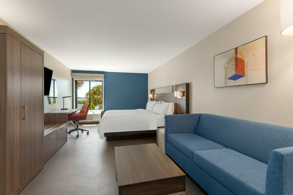 Holiday Inn Express & Suites Tampa Airport