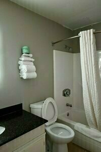 Howard Johnson by Wyndham Near Schlitterbahn, Забронировать Отель Нью-Браунфелс Greater San Antonio, рядом с Музей самодельной техасской мебели