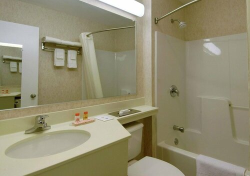 Howard Johnson by Wyndham Williamstown, Забронировать Отель Отели Массачусетса с парковкой, Парковка