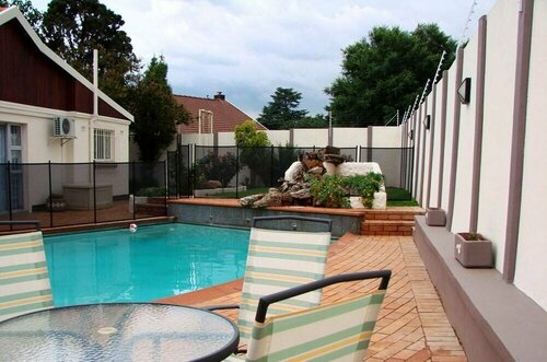 17 on 13th Guest House, Book Pension Hoteller i Gauteng med parkering, Parkering