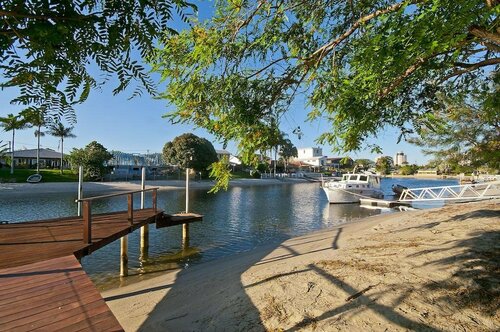 Bal Harbour Broadbeach Waters Holiday Home, Prenota Hotel Hotel a Queensland con parcheggio, Parcheggio