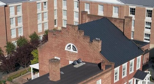 Dinsmore Boutique Inn, Забронировать Бутик-отель Отели Шарлотсвилл с парковкой, рядом с Теннисный центр им. Шеридана Снайдера, Парковка