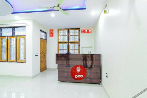 OYO 13478 Hotel Surabhi Garden, Забронировать Отель Отели Гомти Нагара с парковкой, Парковка