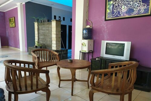 Yulia Guesthouse by OYO Rooms, Book Hotel Tebet Jakarta