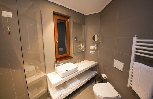 Hotel Theatro, Book Hotel Hoteller i Tirana County med parkering, Parkering