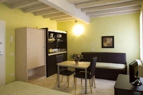 Residenza Romeo E Giulietta, Забронировать Отель Мантуя Ломбардия, рядом с Rotonda di San Lorenzo