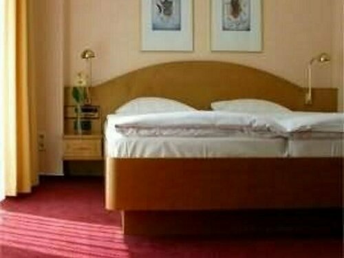 Kurfrstendamm am Adenauerplatz, Book Hotel Charlottenburg Berlin