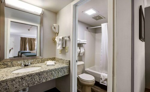 Travelodge by Wyndham Canton-Livonia Area, MI, Забронировать Отель Ливония Detroit Metropolitan Area