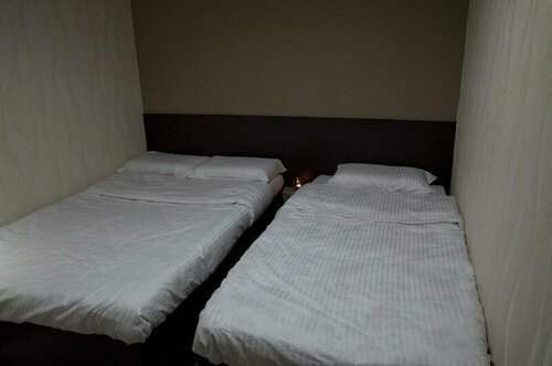 Day and Night Hostel Block D 10th floor 24 HOUR RECEPTION, Забронировать Хостел Отели Гонконга с парковкой, рядом с Beverley Commercial Centre, Парковка