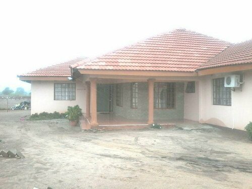 Sharon Avenue Guesthouse, Book Pension Hoteller i Francistown med parkering, Parkering