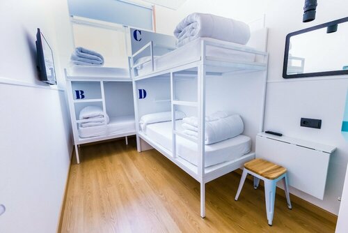 Far Home Bernabeu, Забронировать Хостел Хостелы Мадрида, рядом с Гусман эль Буэно, Хостел