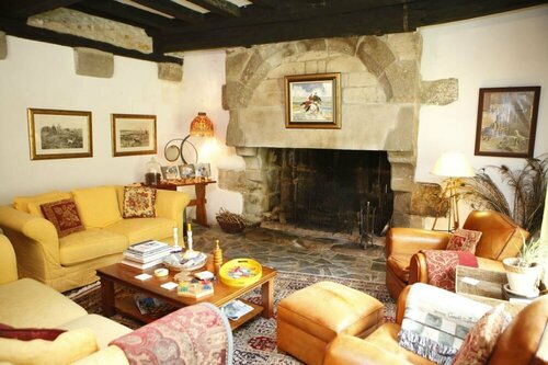 Le Manoir Du Poul Coeur de Bretagne B&B, Book Bed and Breakfast Hoteller i Mellionnec med parkering, Parkering