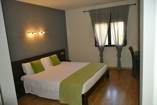 Hotel El Tratado, Забронировать Отель Тордесильяс 
