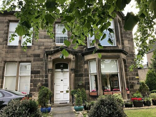 The Alba House, Book Pension Newington 