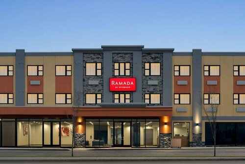 Ramada by Wyndham West Edmonton Hotel & Suites, Varaa Hotelli Edmonton International Airport 