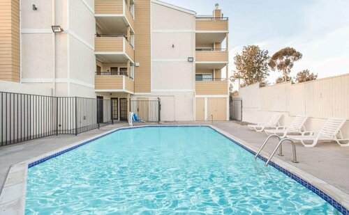 Super 8 by Wyndham National City Chula Vista, Забронировать Отель Отели San Diego Metropolitan Area с парковкой, Парковка