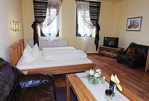 Hotel-Pension zum Markt, Book Hotel Hoteller i Garz med parkering, Parkering