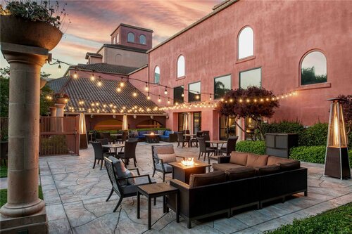 DoubleTree by Hilton Sonoma Wine Country, Забронировать Отель Ронерт-Парк Sonoma County, рядом с Семейный развлекательный центр Scandia