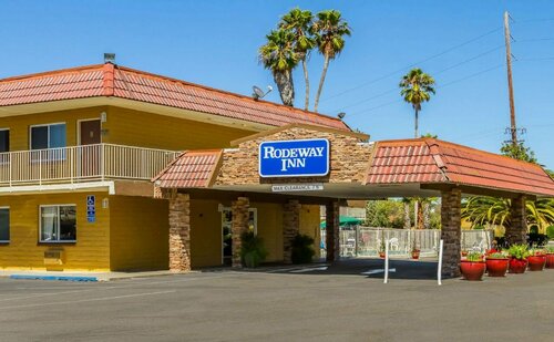 Rodeway Inn Wine Country, Забронировать Мотель Ронерт-Парк Sonoma County, рядом с Семейный развлекательный центр Scandia