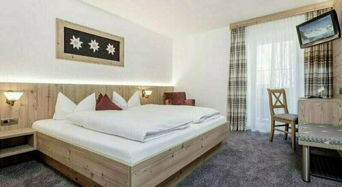 Pension Edelweiss, Book Bed and Breakfast Hoteller i Tyrol med parkering, Parkering