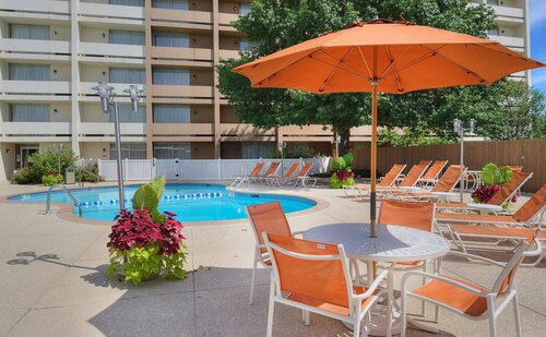 Forest Park Hotel, Buchen Sie Hotel Hotels in Clifton Heights mit Pool, Schwimmbad