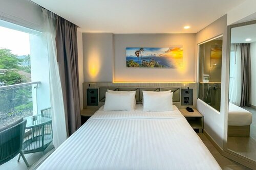 Clarian Hotel Beach Patong, Забронировать Отель Отели Патонг-Бич с парковкой, рядом с Улица Бангла-роуд, Парковка