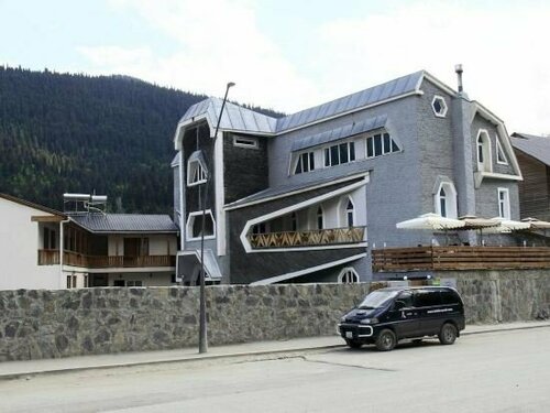 Hotel Svaneti, Забронировать Отель Отели Местия с парковкой, рядом с Дом-музей Михаила Хергиани, Парковка