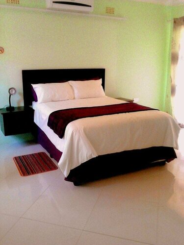 Sharon Avenue Guesthouse, Book Pension Hoteller i Francistown med parkering, Parkering