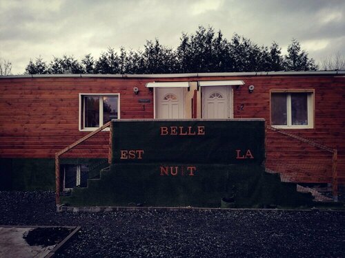 Belle est la nuit, Đặt Khách sạn  