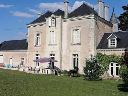 Le Château de Leugny, Book Pension Hoteller i Poitou-Charentes med parkering, Parkering