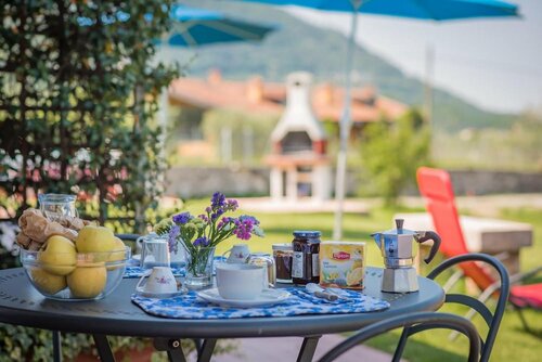 Agriturismo Trefrutti, Забронировать Фермерский дом Отели Alto Garda e Ledro с парковкой, Парковка