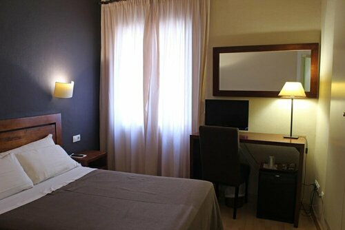Hotel Puerta de España, Rezervasyon Otel La Jonquera Alt Empordà