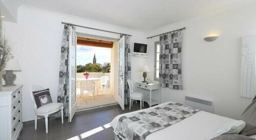 Logis Hôtel lEnclos des Lauriers Roses, Réserver Hôtel Hôtels à Gard avec parking, Parking