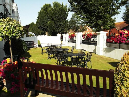 OYO Devonshire Park Hotel, Забронировать Отель Истборн Восточный Сассекс
