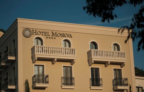 Hotel Moskva, Забронировать Отель Отели Будванская ривьеры с парковкой, рядом с Ночной клуб Omnia, Парковка