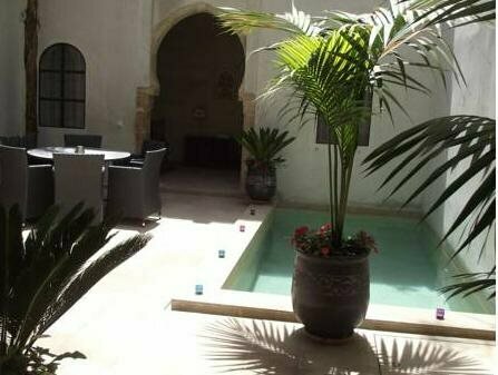 Riad Dar Zen, Забронировать Отель Отели Рабата с бассейном, рядом с Пристань для яхт Бу-Регрег, Бассейн