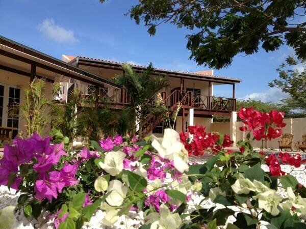 White Beach Apartments - Eagle Beach