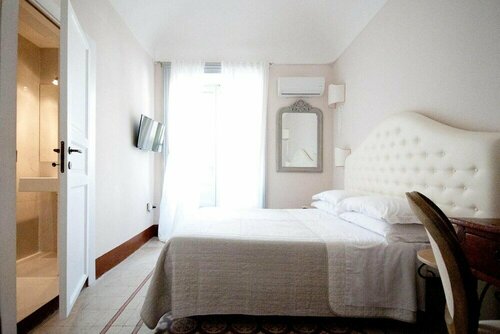 Sveva rooms, Забронировать Отель «постель и завтрак» Ното Долина Ното