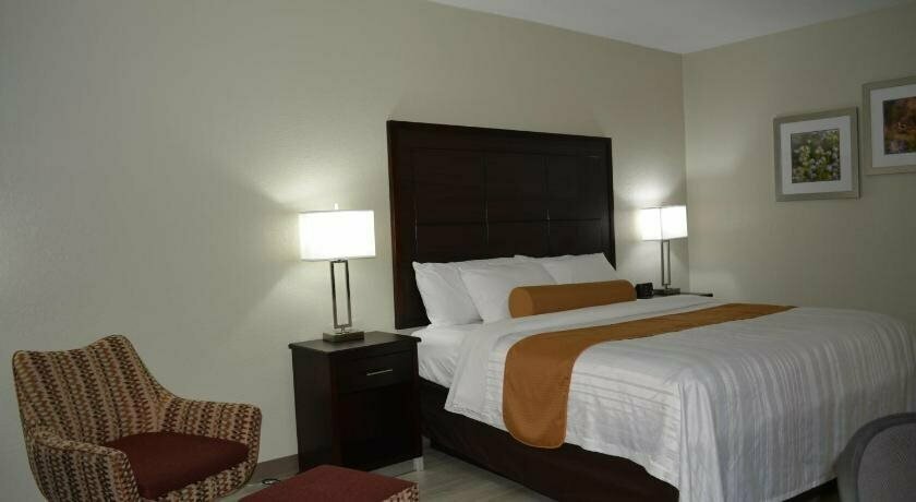 Orangewood Inn & Suites Kci