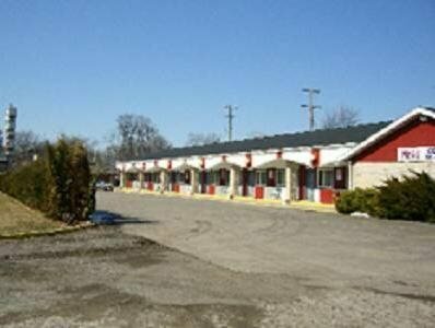 Pinconning Trail Inn Motel, Book Motel Hoteller i Michigan med parkering, Parkering