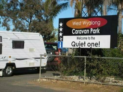 West Wyalong Caravan Park, Prenota Hotel West Wyalong Riverina